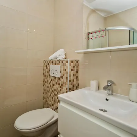 Hostal Luka's & *