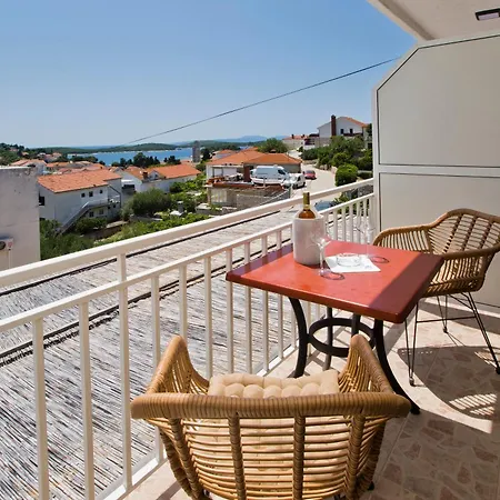 Hostal Luka's & *