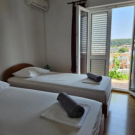 Hostel Luka's & *